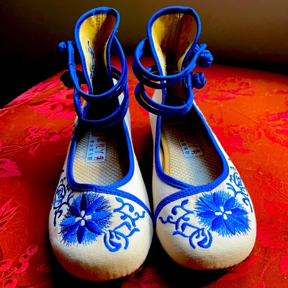 8.5 Women’s Shoes | Cotton Slipper w/Blue Design - Picture 3 of 8